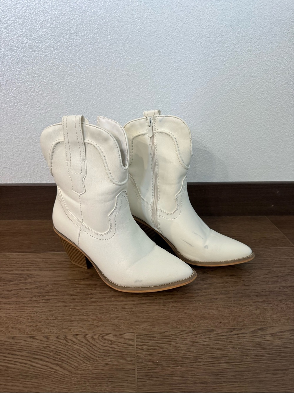 Women’s White Western Ankle Boots - Sleek Cowboy Style